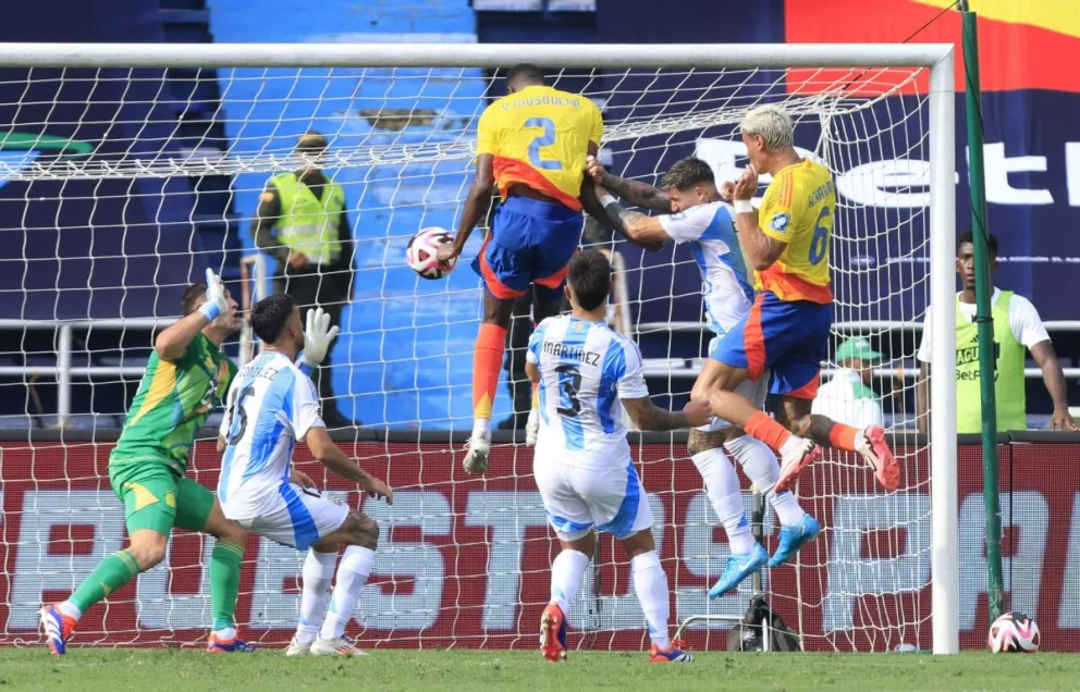 El colombiano Mosquera (2) supera en lo alto a los defensores argentinos en lo alto y anota el primero de su selección. Foto: Conmebol
