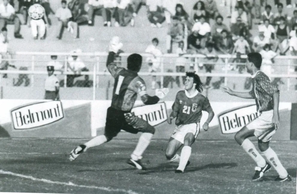 Uno de los tres goles que anotó Erwin Sánchez en Puerto Ordaz a Venezuela en 1993. Foto: Libro Salto al Futuro.
