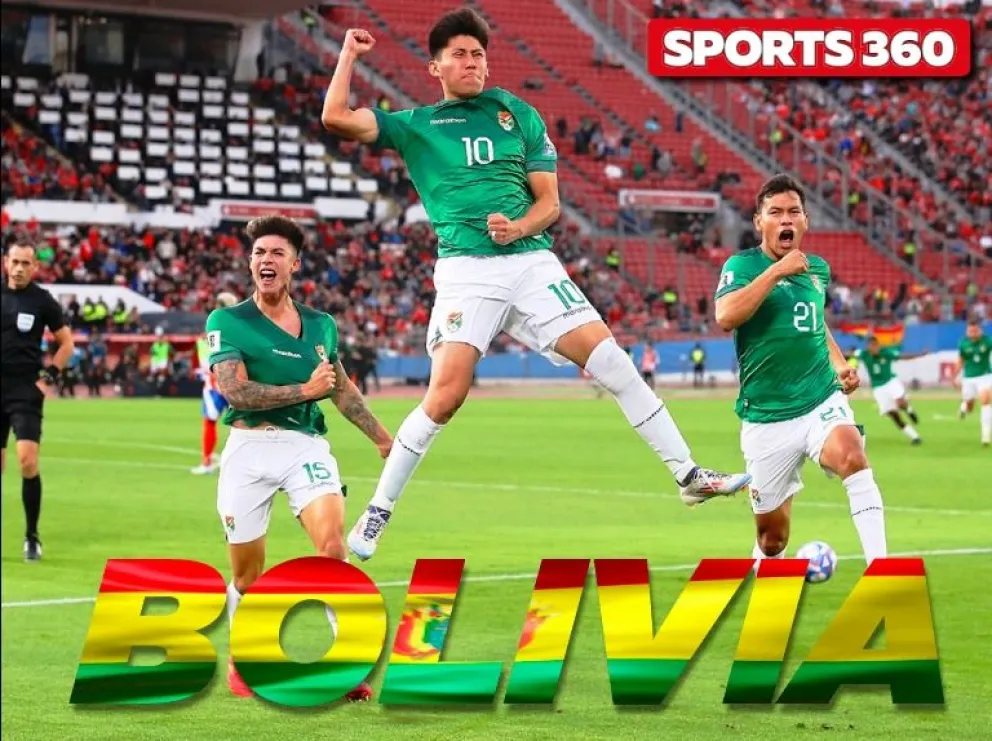 Gabriel Villamil (izq.) abraza a Carmelo Algarañaz, autor del primer gol boliviano. Se suma al festejo José Sagredo. Foto: APG