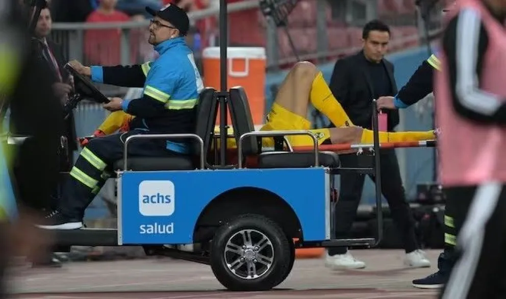 El arquero Carlos Lampe es retirado de la cancha en una camilla móvil. Luego se confirmó su grave lesión. Foto: ADN Radio