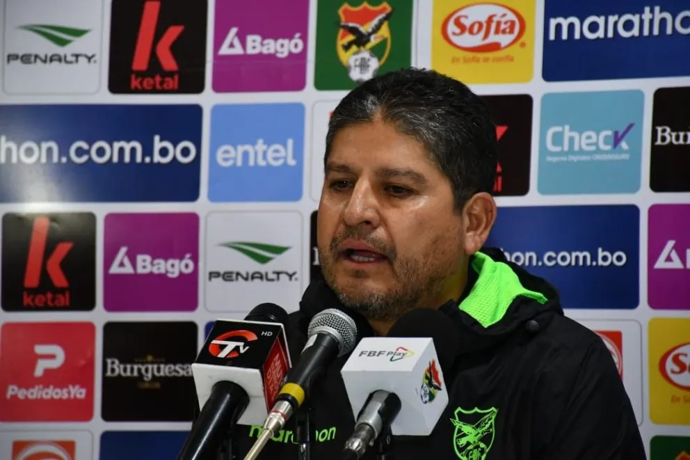 Óscar Villegas, el entrenador de la Selección nacional, responde a las preguntas de los periodistas. Foto: APG