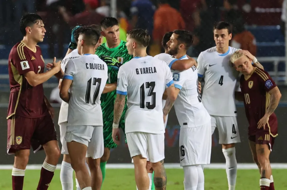 Jugadores de Venezuela y Uruguay se saludan tras el empate. Foto: EFE.