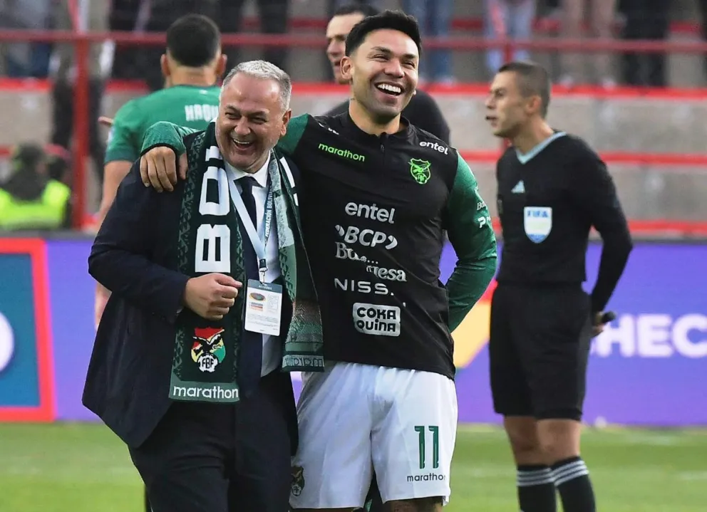 Fernando Costa celebra con el delantero Carmelo Algarañaz. Foto: APG