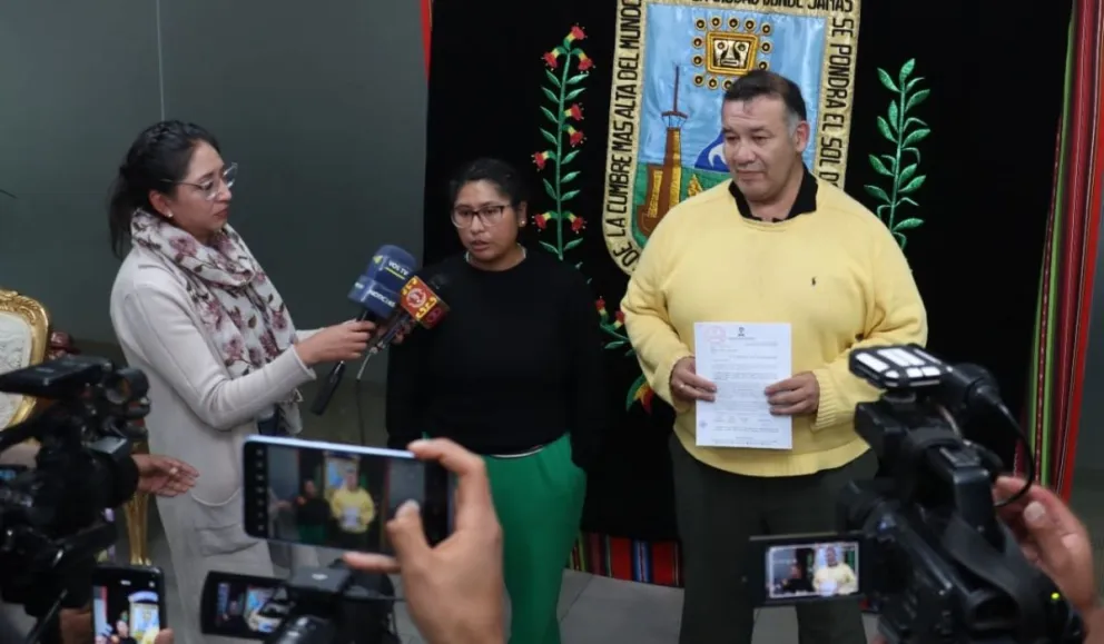 La alcaldesa de el Alto, Eva Copa, y el director del INE, Humberto Arandia. Foto: Alcaldía de el Alto