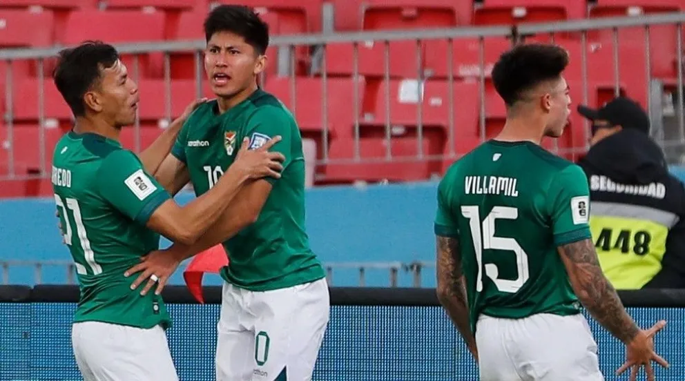 José Sagredo (izq.). Miguel Terceros y Gabriel Villamil celebran el segundo gol de la Verde contra Chile. Foto: APG