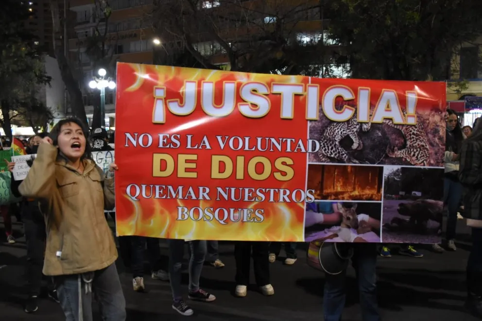 Activistas marchan este martes por el centro paceño. Foto: APG