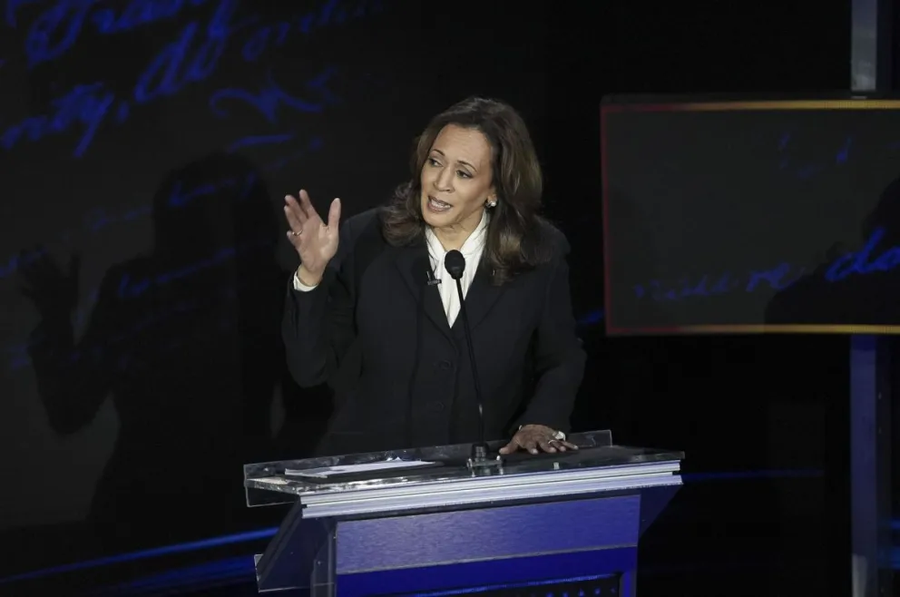 El candidato presidencial demócrata, la vicepresidenta estadounidense Kamala Harris, responde al candidato presidencial republicano Donald J. Trump durante un debate presidencial organizado por ABC News. Foto: EFE