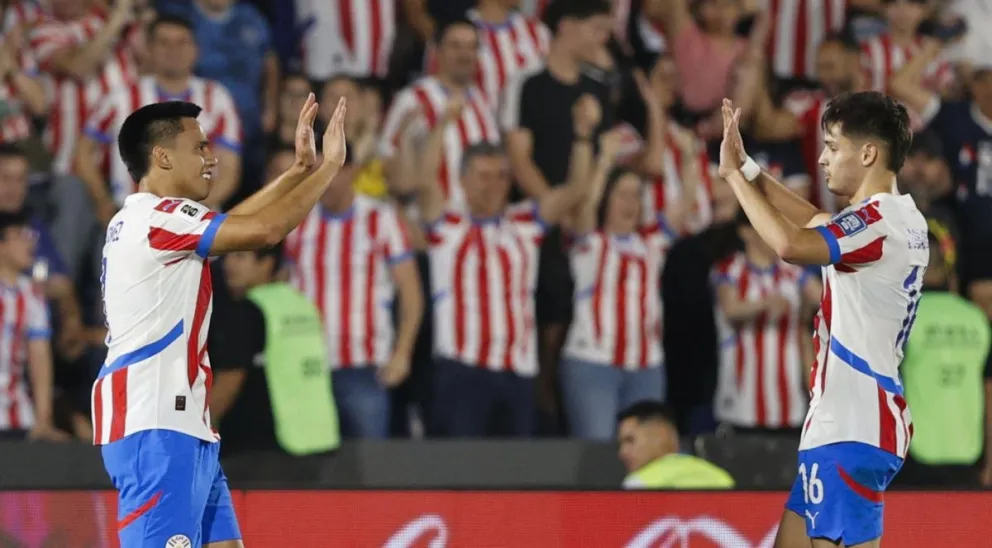 Gómez (izq.), autor del único gol del partido celebra su gol con un compañero. Foto: EFE