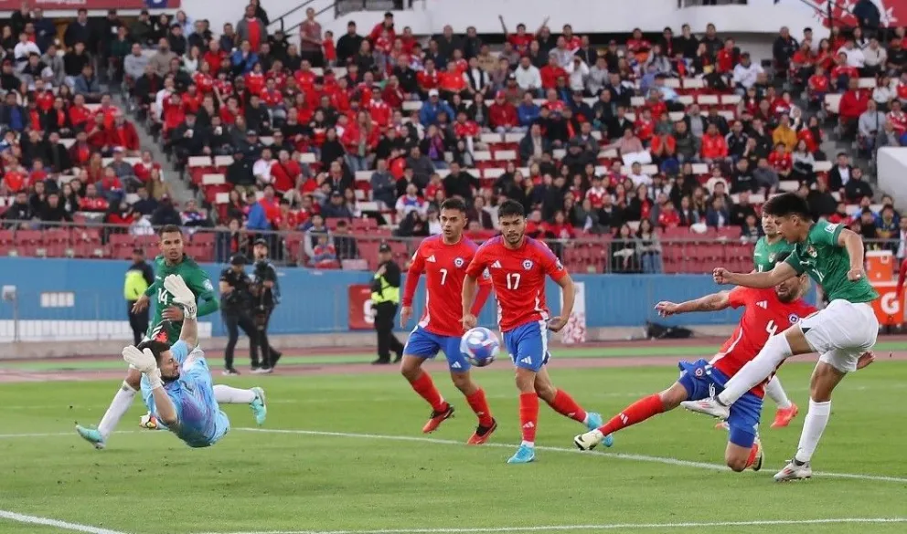 Miguel Terceros (der.) firmó de zurda el segundo gol de Bolivia sobre Chile. Foto: APG