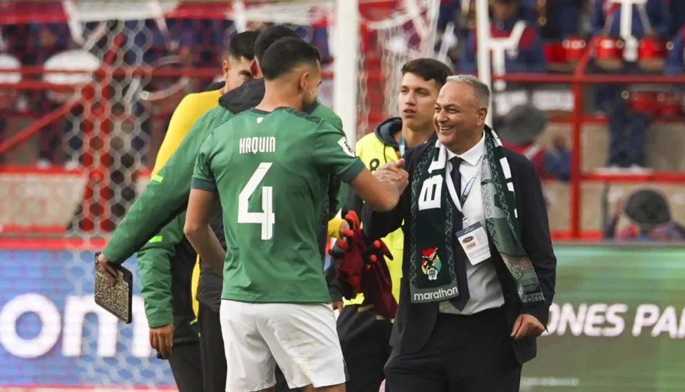 El presidente de la FBF, Fernando Costa, festeja con Luis Haquin el triunfo sobre Venezuela en El Alto. Foto: APG
