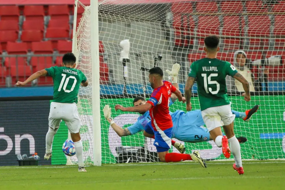 Terceros (10) convierte el segundo tanto de la Verde ante Chile en Santiago. Foto: APG.