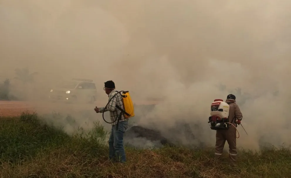 Bomberos voluntarios luchan contra el fuego en el oriente del país. Foto: APG