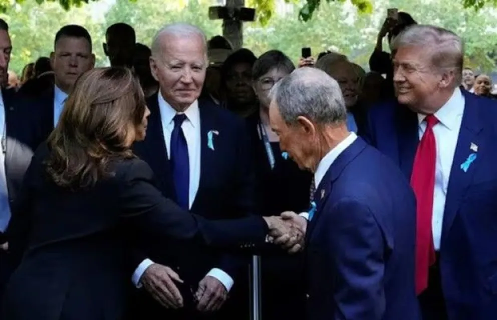 Harris y Trump se dan la mano en Nueva York, este miércoles. Al medio, el presidente Joe Biden. Foto: @PublimetroMX