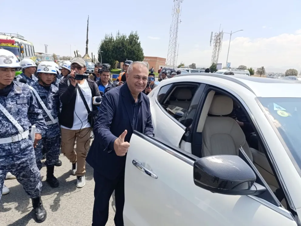 El presidente Fernando Costa se retira del aeropuerto de El Alto. Foto: Marcos Bonilla.