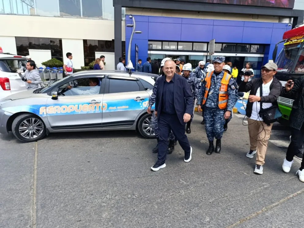 Costa sale del aeropuerto de El Alto tras su arribo desde Chile. Foto: Marcos Bonilla.