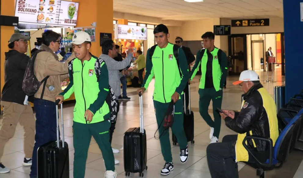 El reducido grupo de seleccionados que llegó a La Paz. Foto: APG.