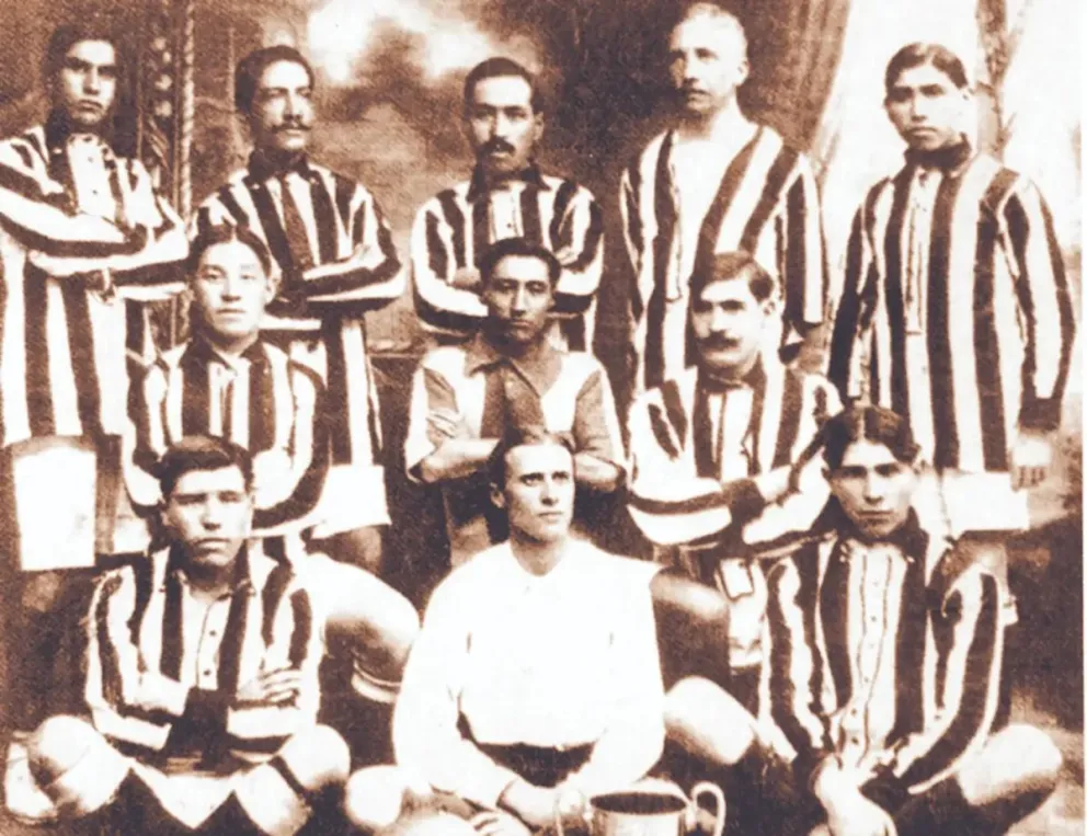 Jugadores del Oruro Royal, el primer club boliviano que fue fundado el 26 de mayo de 1896. Foto: Historia del Fútbol Boliviano