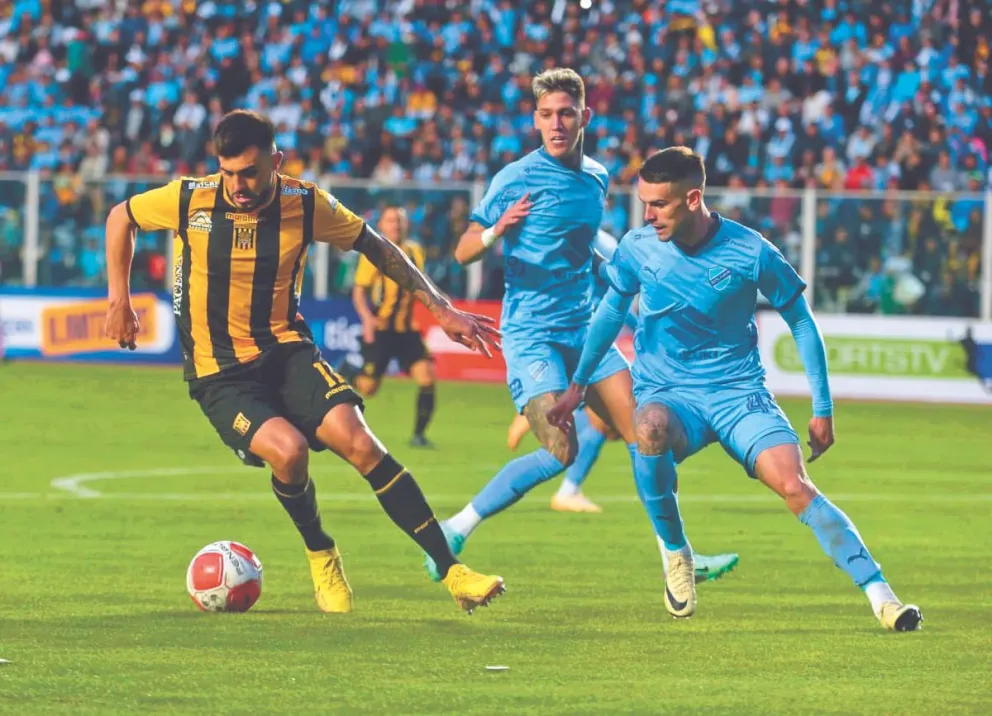 Orihuela (der.), de Bolívar, sale a la marca de Triverio, delantero del Tigre, en uno de los clásicos del torneo Apertura que se jugó en el Siles. Foto: Andrés Rojas (+)