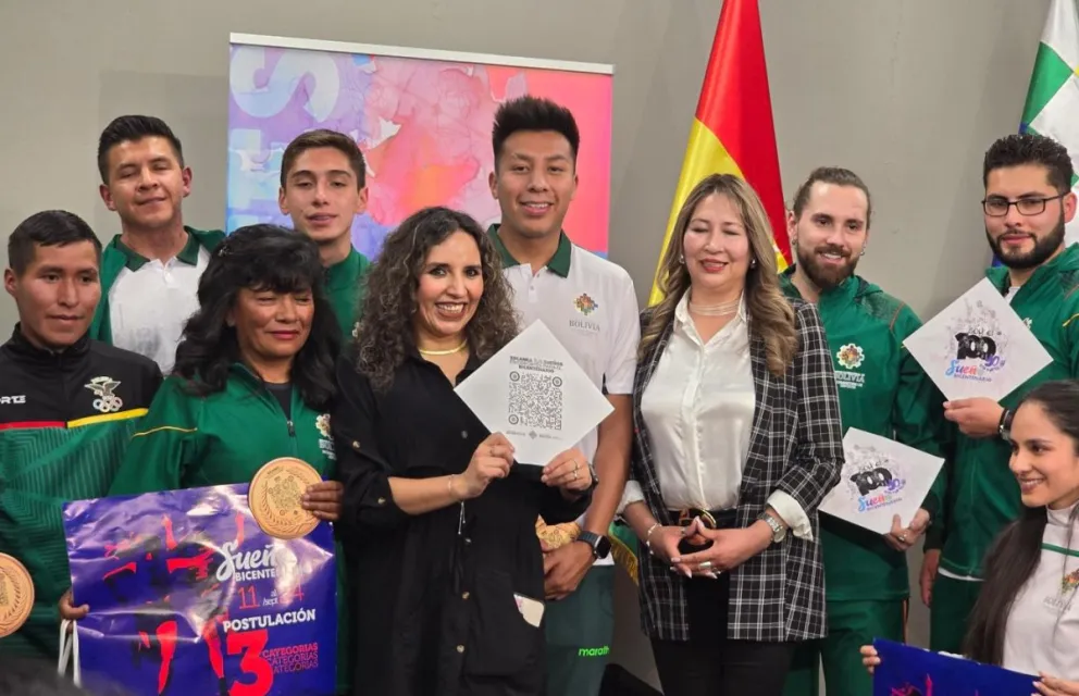 La ministra de Salud y Deportes, Maria Renée Castro, junto a los deportistas nacionales. Foto: Viceministerio