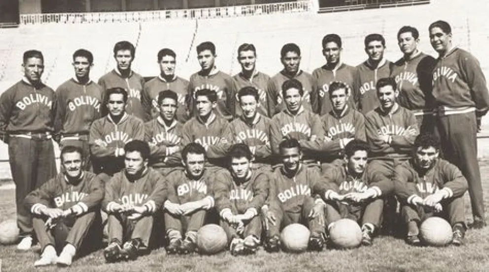 El plantel boliviano campeón del Sudamericano, hoy Copa América, de 1963. Foto: Libro 50 años de la epopeya de Cucho Vargas.