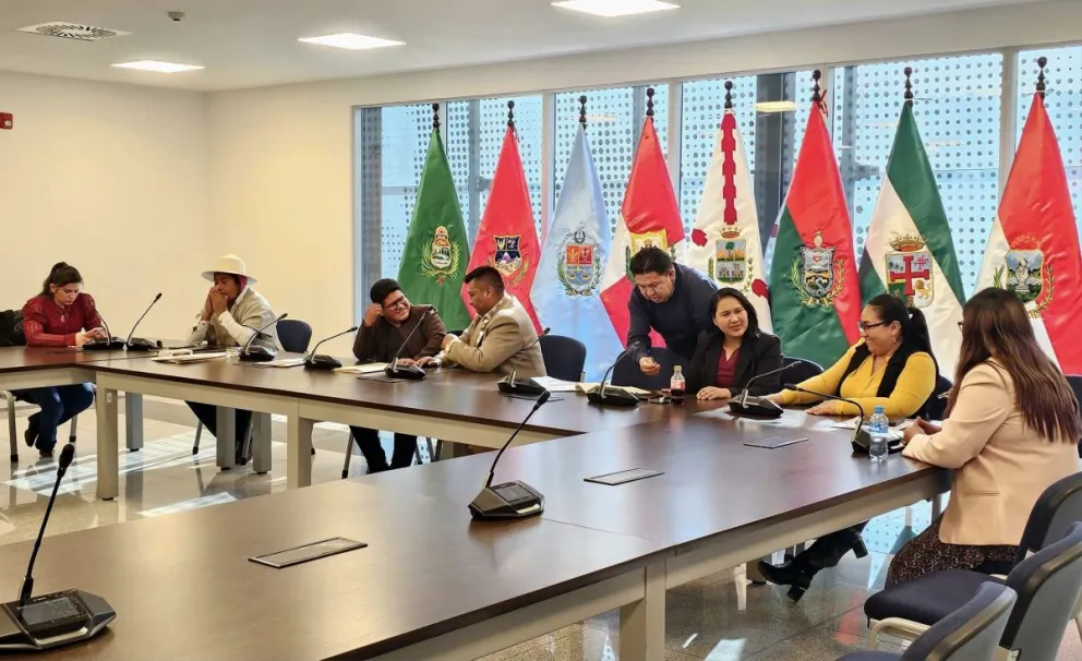 Los legisladores miembros de la Comisión Mixta de Justicia Plural se aprestan a sesionar. Foto: Facebook Roberto Padilla