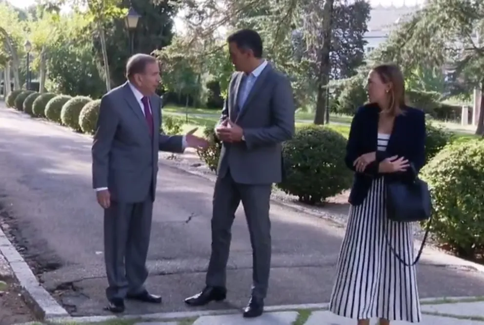 Pedro Sánchez con Edmundo González en el Palacio de la Moncloa. Foto: Captura de video