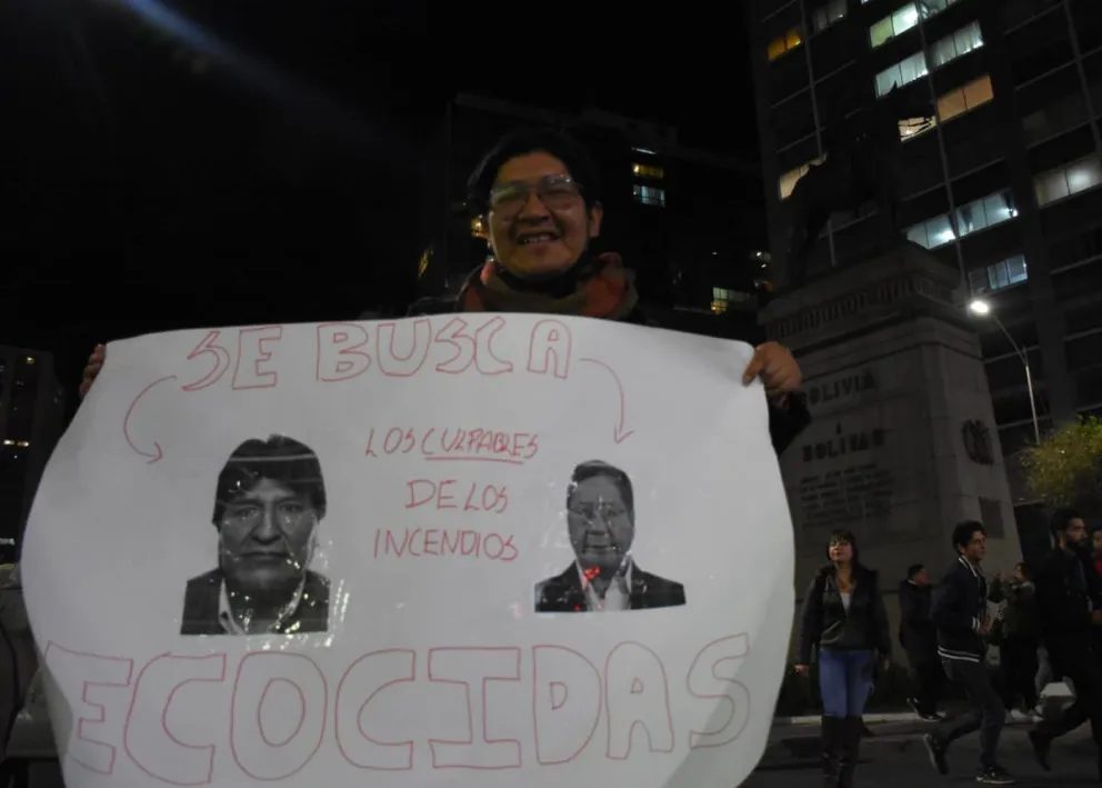 Una de las manifestantes, anoche, en La Paz. Foto: APG