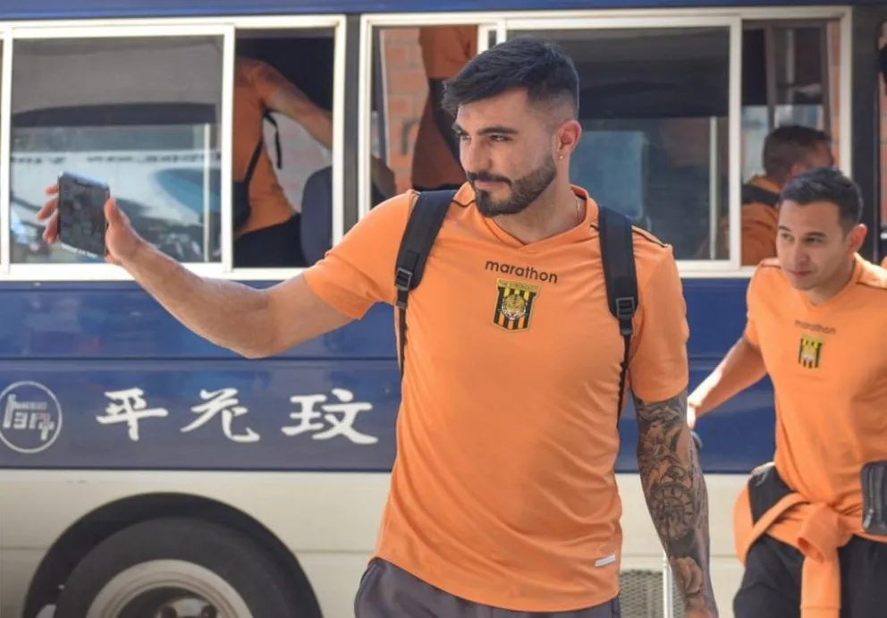 Enrique Triverio saluda a los hinchas en un viaje del primer plantel. Foto: club The Strongest