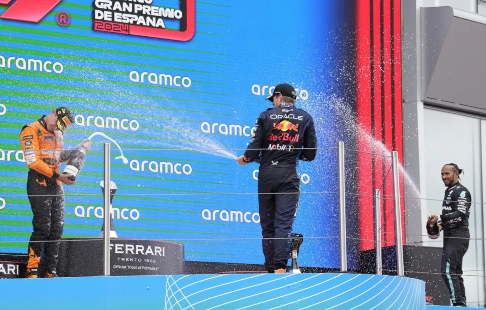 Max Verstappen (centro), el británico Lando Norris (izq.)  y el también inglés Lewis Hamilton en el podio del Gran Premio de España. Foto: EFE