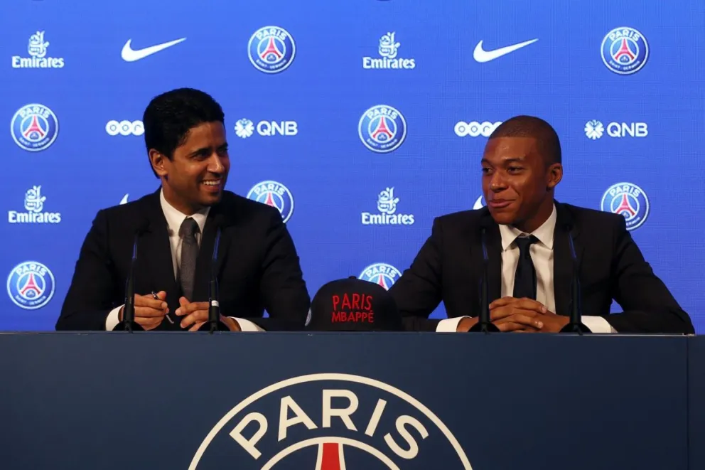 Kylian Mbappé (der.) y el presidente del PSG, Nasser Al-Khelaïfi, en la firma de su contrato. Foto: EFE.