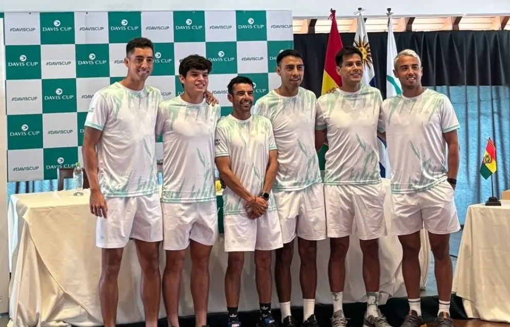 Murkel (izq.), Prado, Solís, Arias, Zeballos y Hugo, tras el sorteo de los partidos. Foto: Federación Boliviana de Tenis.