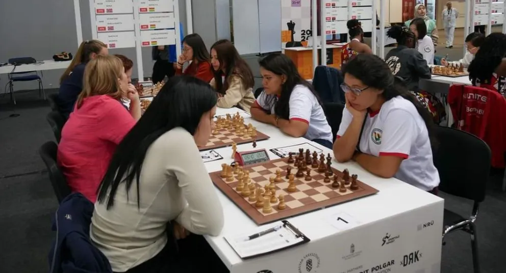 La selección femenina (der.) en su partida ante las noruegas. Foto: Fide América.