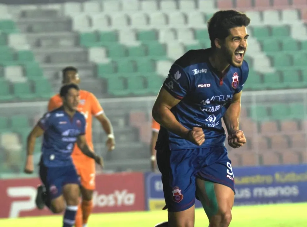 El brasileño Pedro Cabralcelebra el segundo gol que anotó para Guabirá. Foto: APG