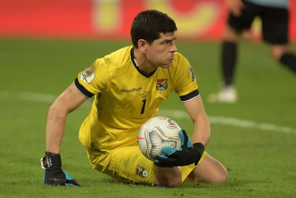 Carlos Lampe durante una jugada en el partido que disputó frente a Chile. Foto: El País