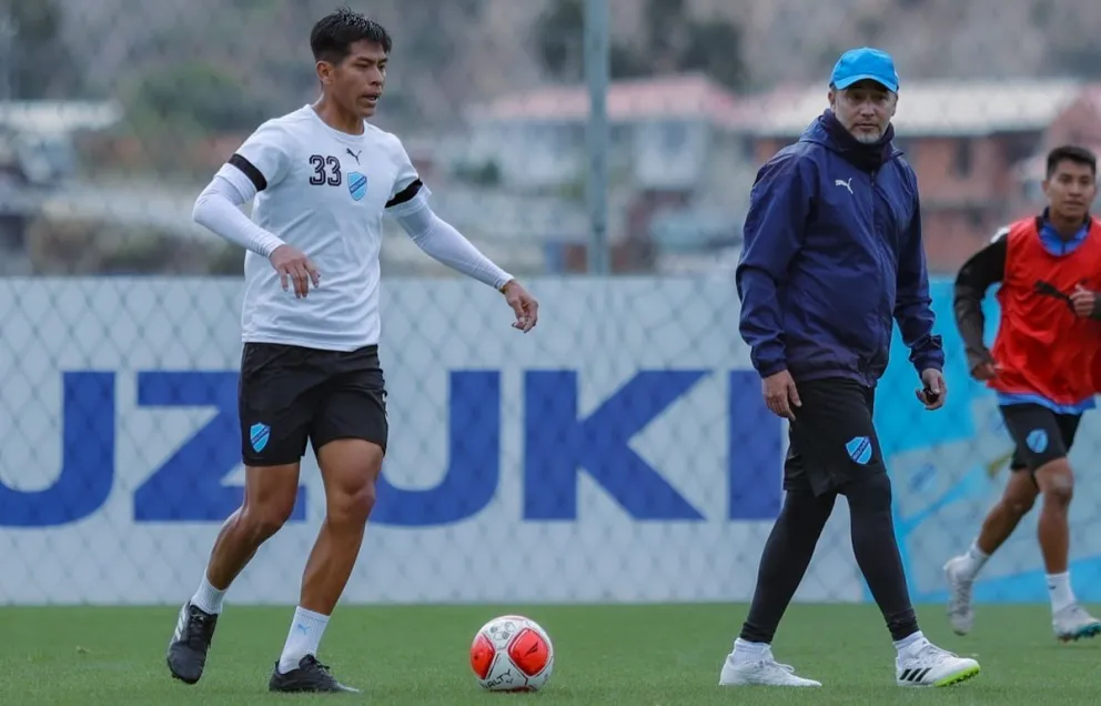 Robatto sigue de cerca un entrenamiento de los celestes en Ananta. Foto: CB