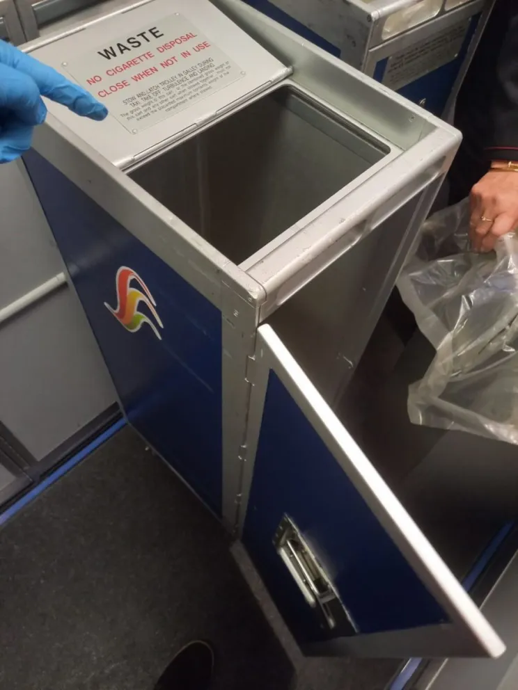 La droga fue encontrada en un basurero de un avión de BoA con destino a Madrid, España. Foto: Archivo