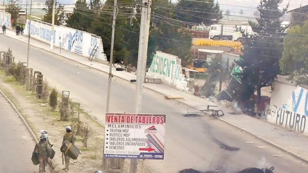 Muros de la planta de YPFB, en la zona Senkata, fueron derrumbados por grupos violentos en 2019. Foto: Archivo Página Siete.