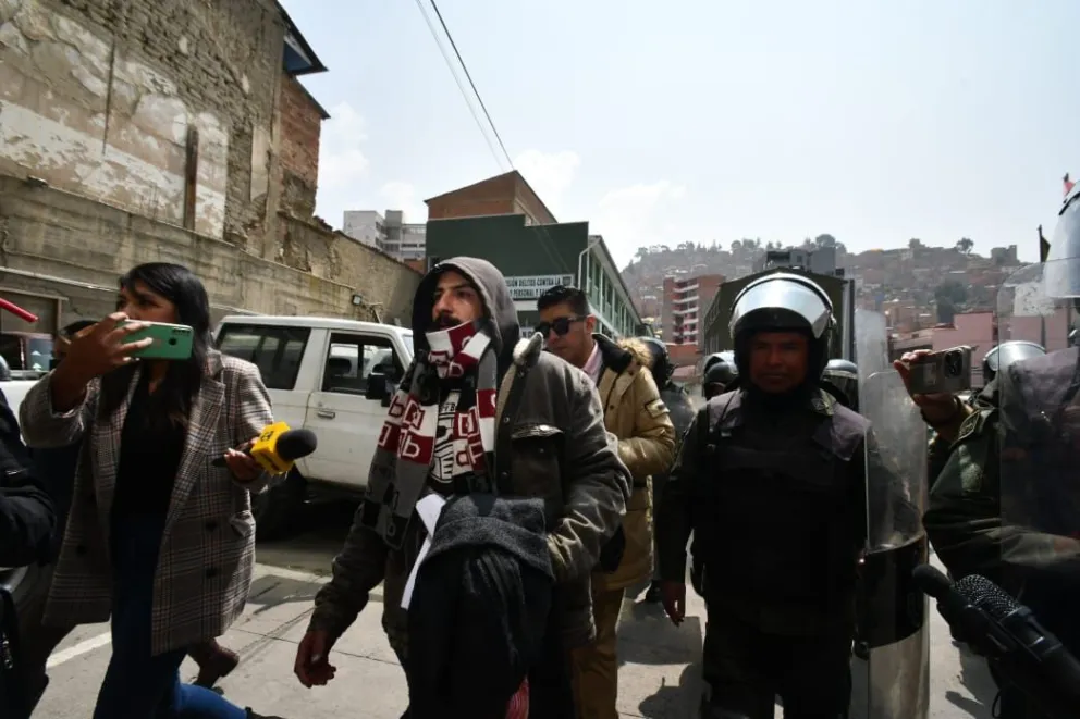 Juan Giacoman al momento de dejar las celdas de la Felcc. Foto: APG