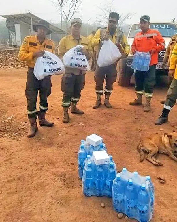Saguapac realiz&oacute; una donaci&oacute;n en favor de voluntarios que combaten los incendios. Foto Saguapac