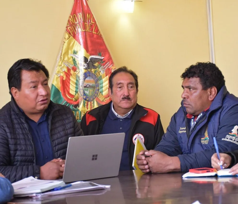El alcalde del municipio de Viacha, Napoleón Yahuasi (izq) y el asambleísta departamental Arturo Deheza (der), en reunión. Foto: GAMV