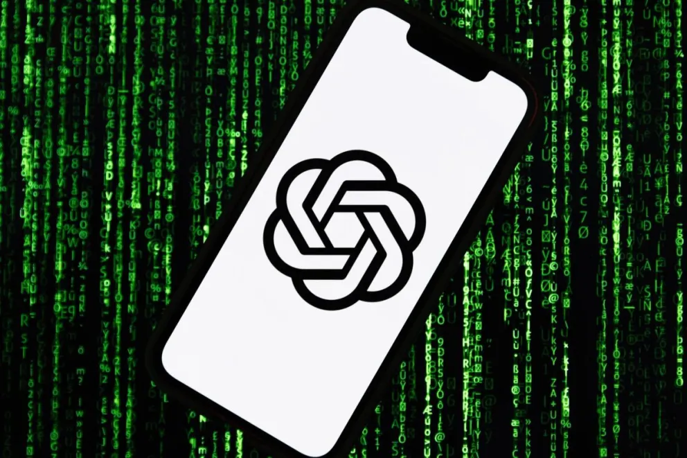 Un teléfono móvil con el logotipo de Open AI y Chat GPT. Foto: EFE