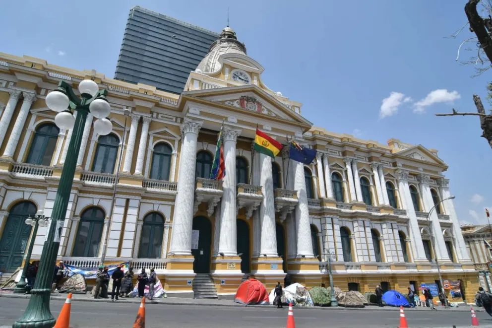 Afiliados a la COB realizan vigilia en la plaza Murillo, desde el pasado martes. Foto: APG