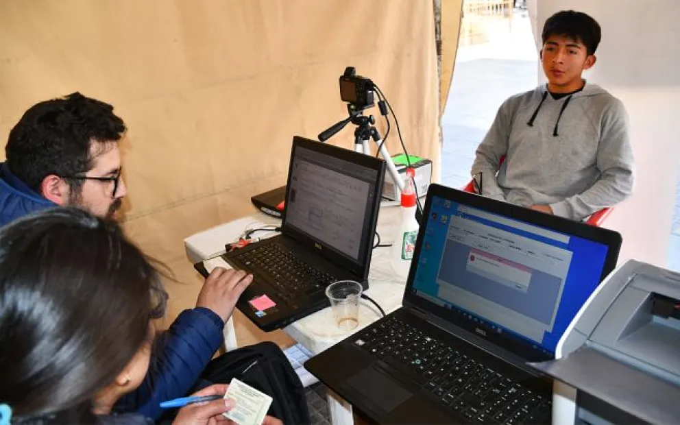 Un joven realiza su registro en el padrón electoral. Foto: ABI