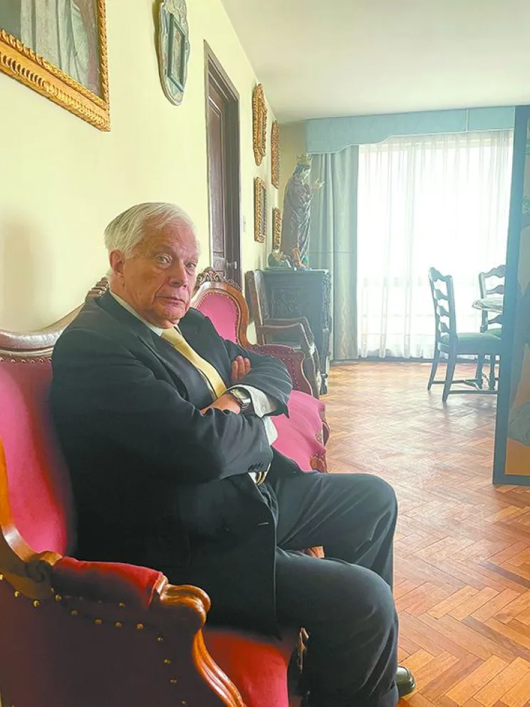 El filósofo conversa en su departamento. FOTO: Ignacio Vera de Rada