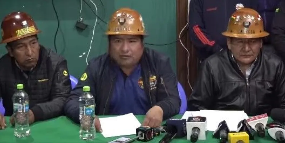 Zenón Huarachi, vicepresidente de Fencomin, (centro) brinda conferencia de prensa. Foto: captura Facebook DTV