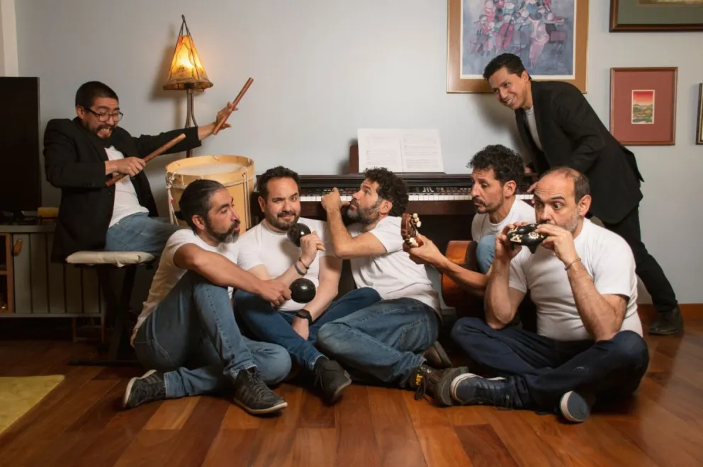 Los protagonistas y los músicos acompañantes. FOTO: Producción Los Amantes de Les Luthiers