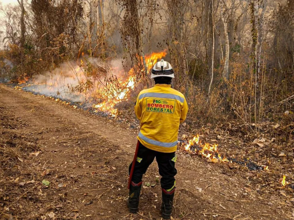 Un bombero se apresta a apagar un incendio. Foto: Gobernación de Santa Cruz