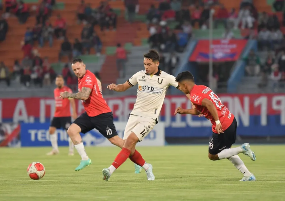 Una incidencia del juego que se disputó en el estadio Félix Capriles. Foto: APG