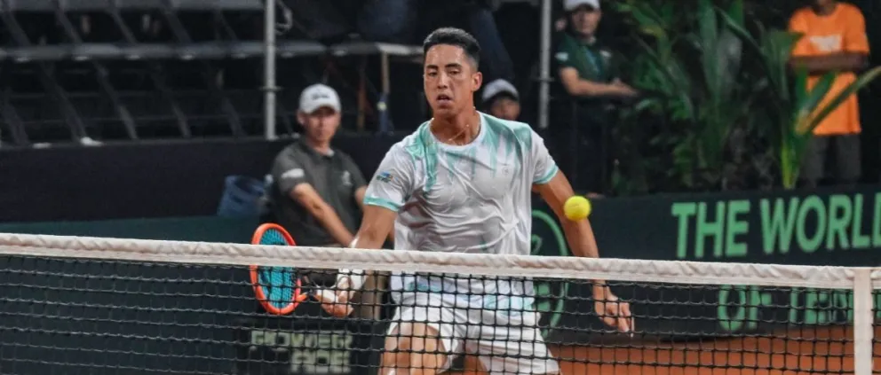 Murkel Dellien hace una devolución en su partido ante Roncadelli. Foto: APG.