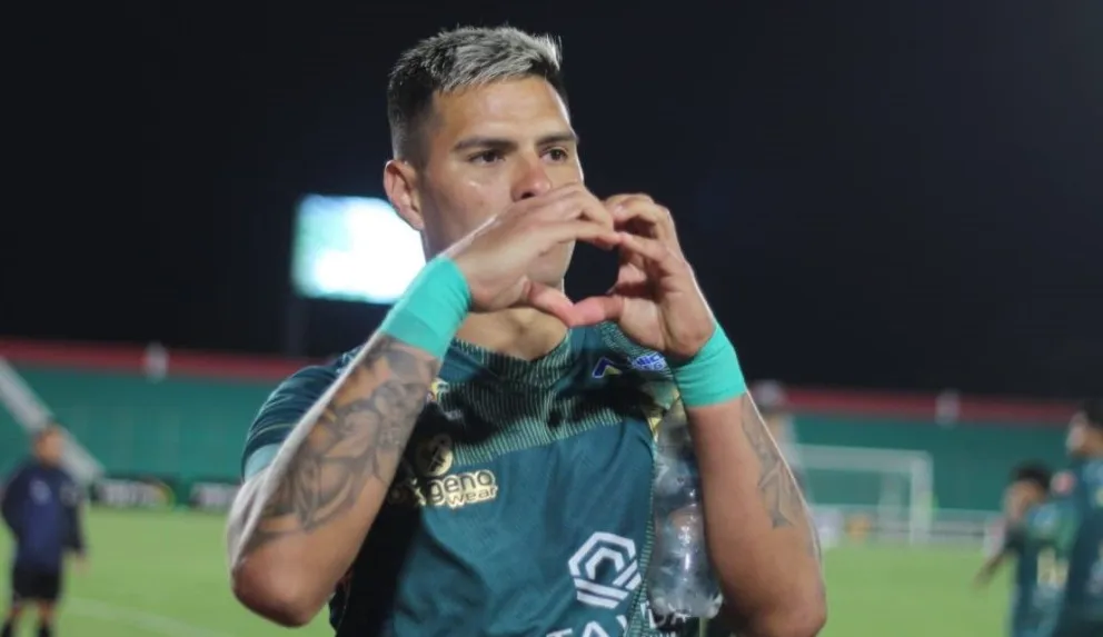 Leandro Corulo celebra su gol, el del triunfo de su equipo sobre Real Santa Cruz. Foto: APG.
